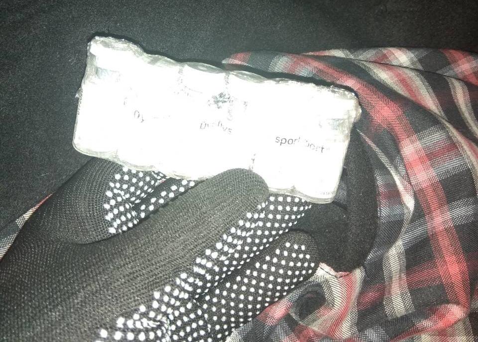 Полные носки стекла: в Болградском районе задержан молдаванин, пытавшийся перевезти на себе дорогие препараты (ВИДЕО)