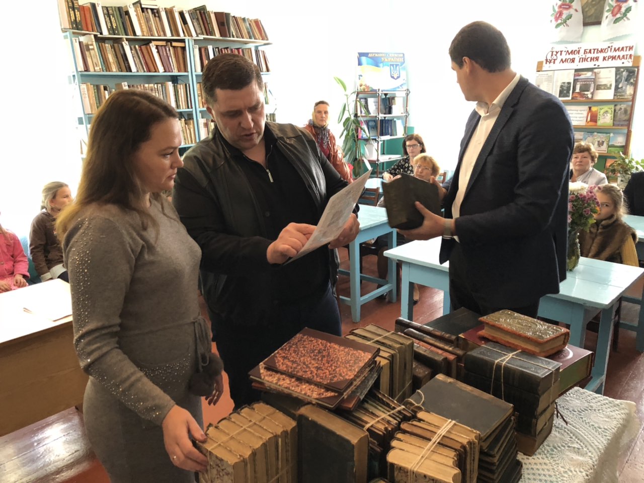 Библиотека села Килийской ОТГ пополнилась антикварными изданиями, которым могут позавидовать столичные читальные залы