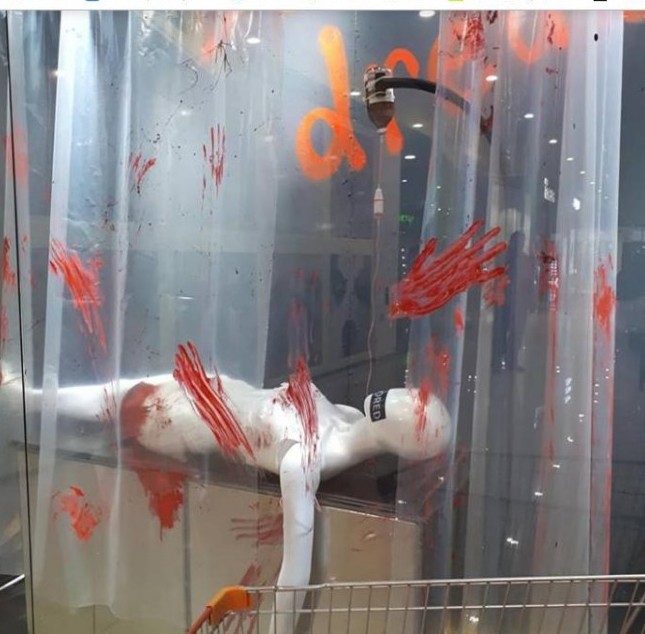 Кровавые отпечатки и расчлененные трупы: как "украсили" одесский магазин к Хэллоуину (ФОТОФАКТ)