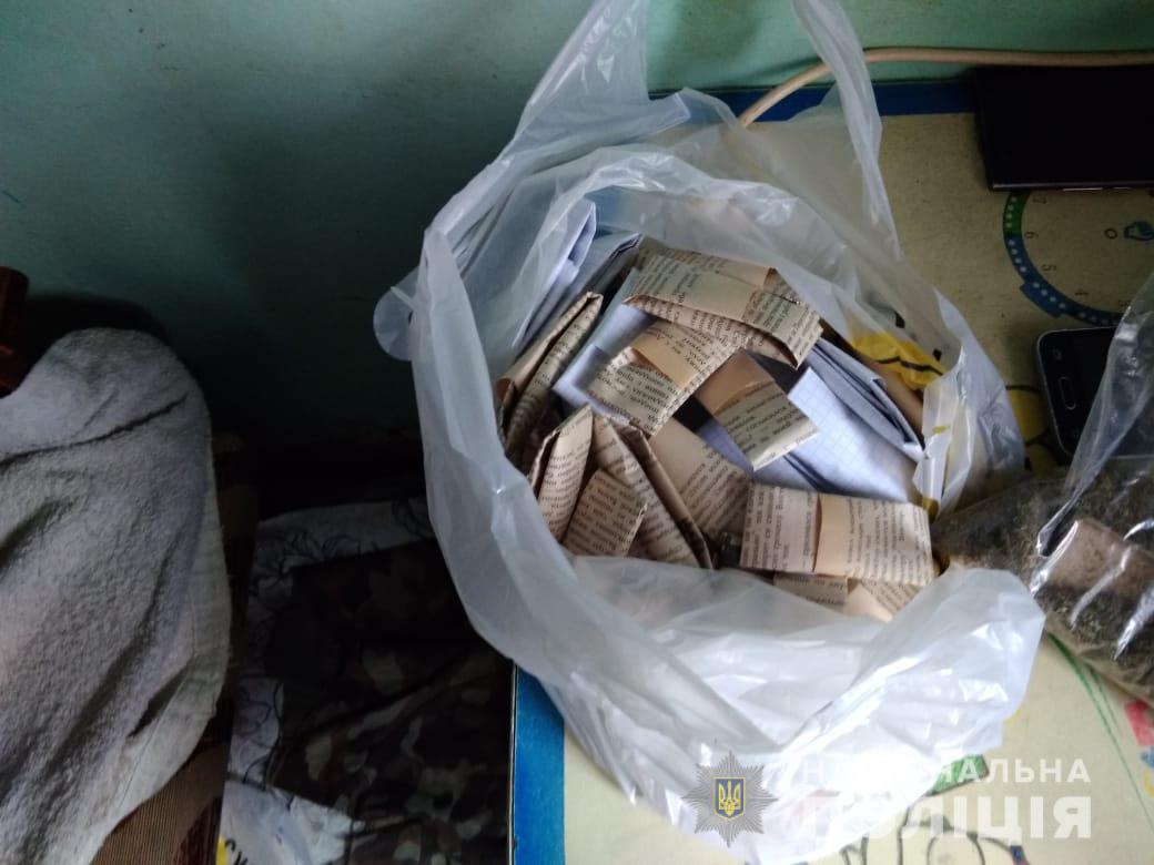 Расфасовал для удобства и хранил "чисто для себя": наркотики в ассортименте обнаружили у жителя Болграда