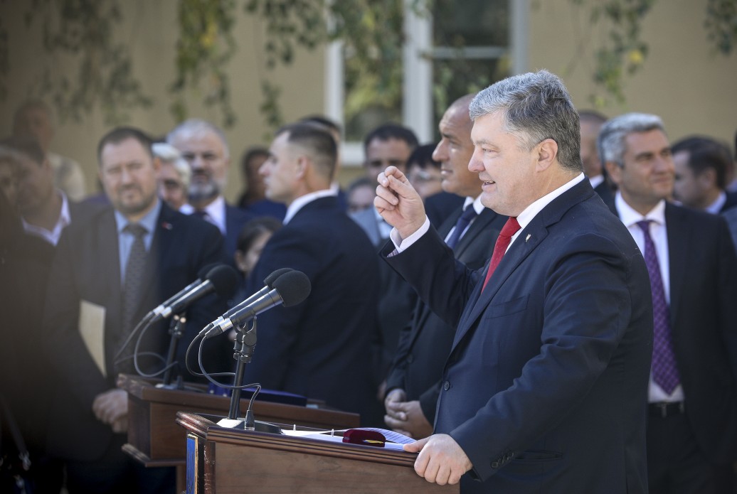Президент Украины на праздновании 160-летия гимназии в Болграде пообещал защиту национальным меньшинствам
