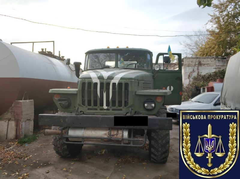 Поймано на горячем: начальник службы одной из воинских частей Одесской области продавал "налево" топливо
