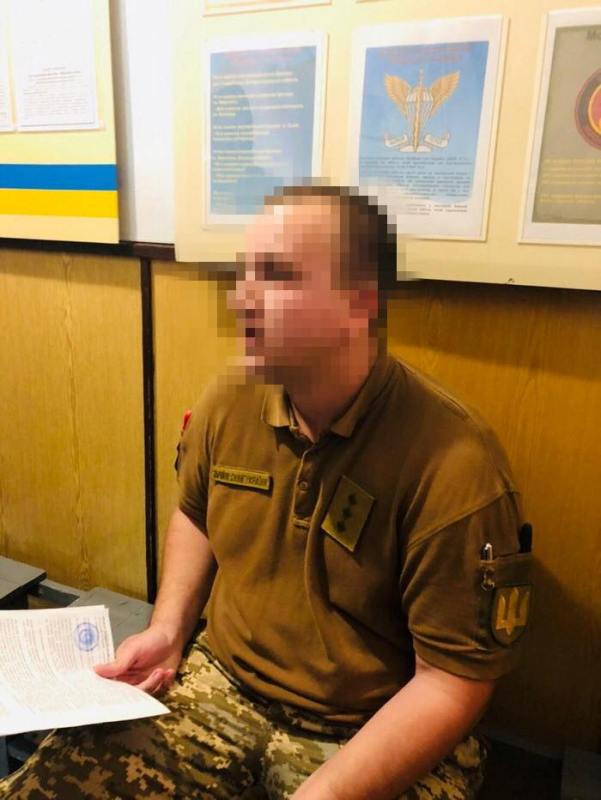 3 тысячи долларов за откос от армии: в Одессе "на горячем" задержали офицера-хабарника
