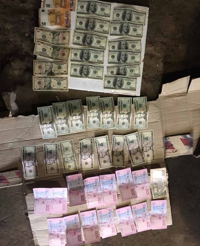 В Килии дерзкая банда очистила дом местного бизнесмена - вынесли полмиллиона гривен и больше полкило золота