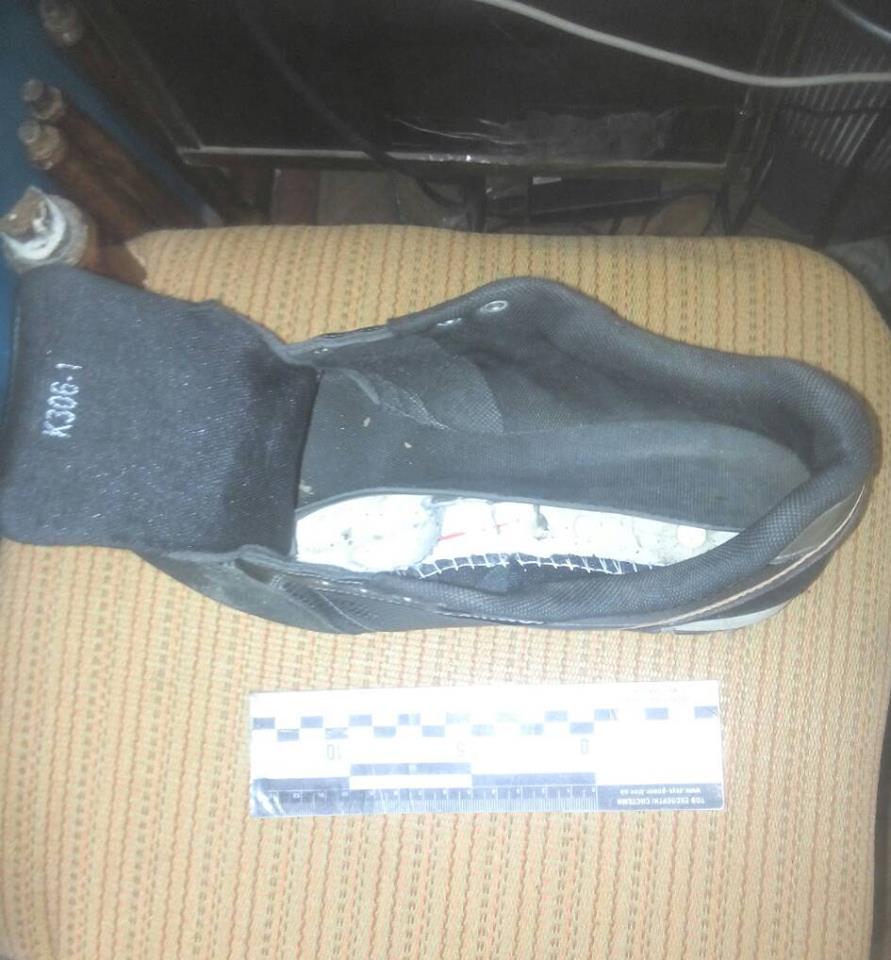 Посетительница Измаильского СИЗО пыталась пронести наркотики в подошве кроссовок