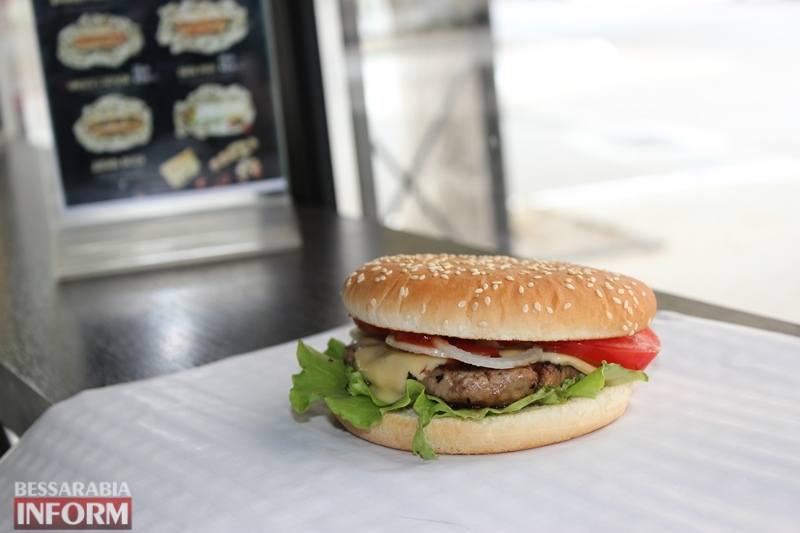 Обзор стрит-фуда «PAPA GRILL»: тут готовят самые вкусные бургеры в Измаиле