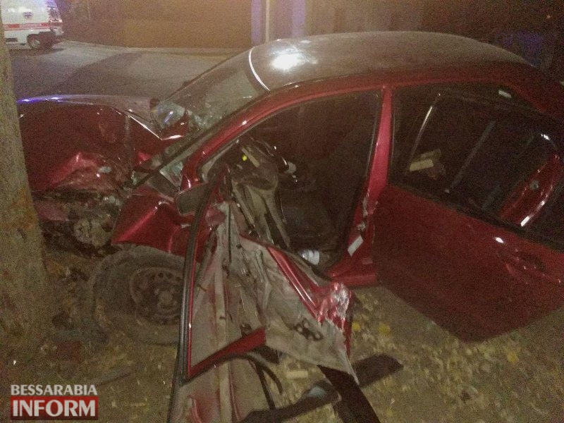 В Измаиле Mitsubishi слетел с дороги и врезался в дерево - водитель и пассажир в больнице