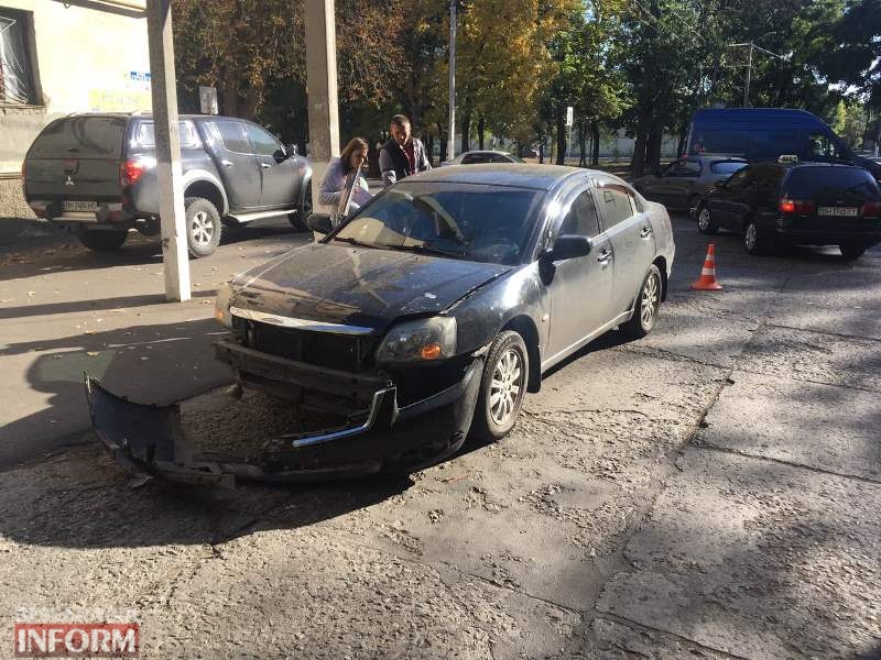 В Измаиле на проспекте Суворова столкнулись Renault и Mitsubishi: одна из машин перевернулась и "легла" на крышу