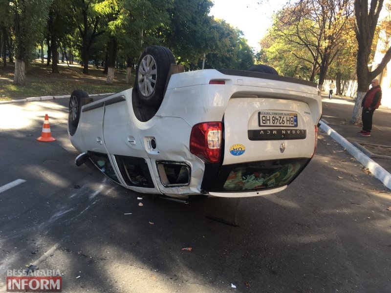 В Измаиле на проспекте Суворова столкнулись Renault и Mitsubishi: одна из машин перевернулась и "легла" на крышу