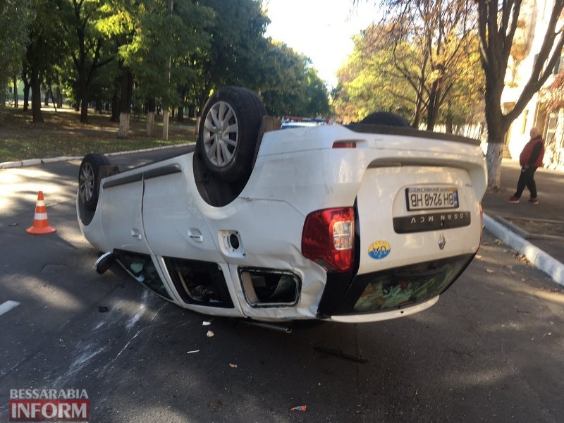В Измаиле на проспекте Суворова столкнулись Renault и Mitsubishi: одна из машин перевернулась и "легла" на крышу.