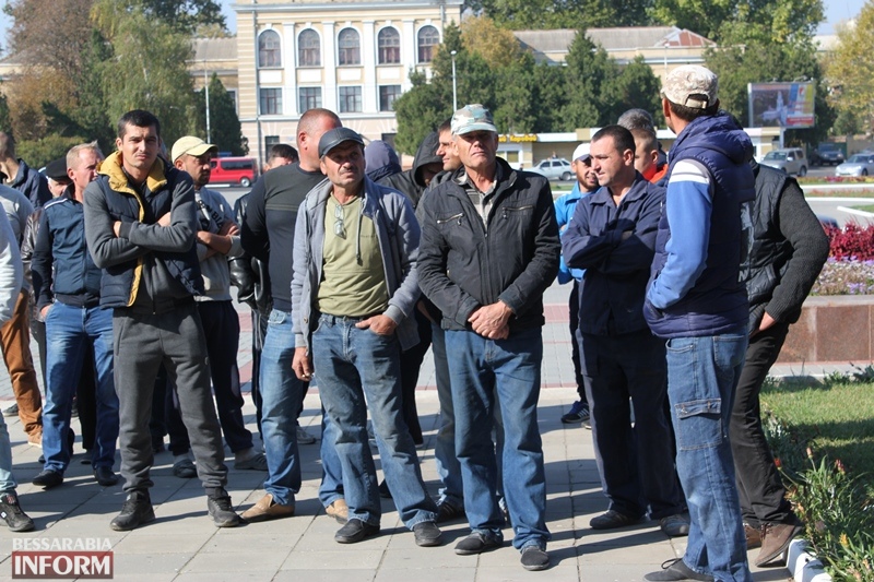 Акция протеста под стенами Измаильской РГА: жители Озерного требуют соблюдения законности