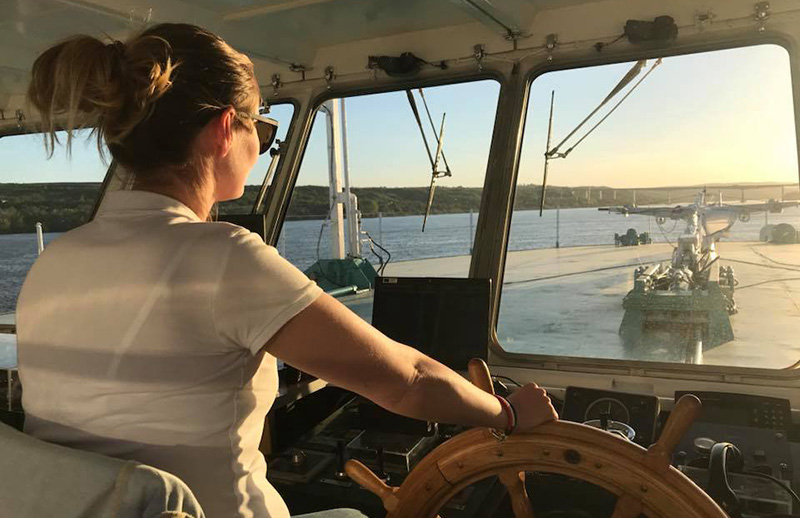 О традициях посвящения в моряки Дуная и сложности профессии штурмана: интервью с женщиной-судоводителем УДП