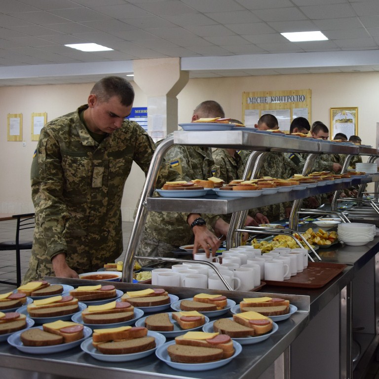 Пищевое довольствие по-новому: военных ВМС Украины в Одесской области кормят по каталогам