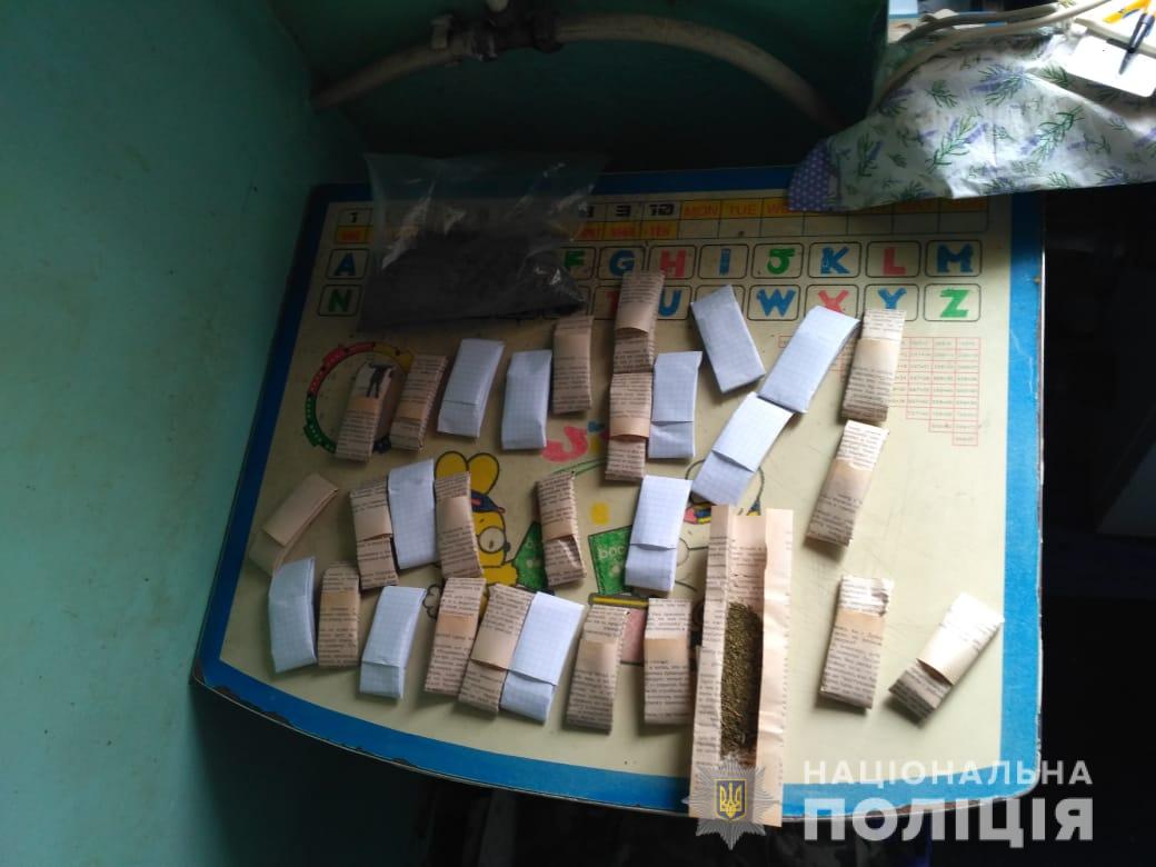 Расфасовал для удобства и хранил "чисто для себя": наркотики в ассортименте обнаружили у жителя Болграда