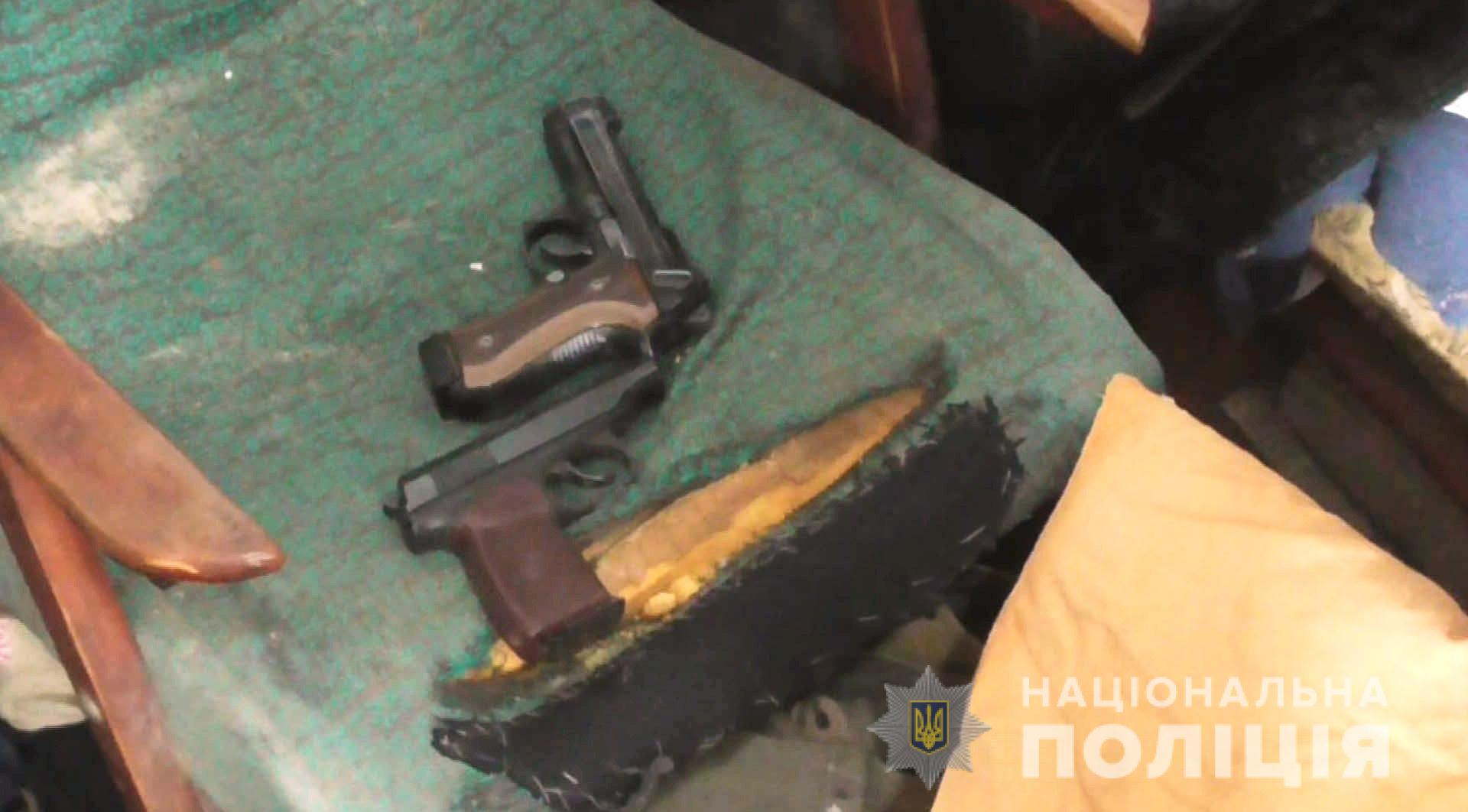 В Болграде у местного жителя изъяли арсенал оружия, боевую гранату и наркотики.