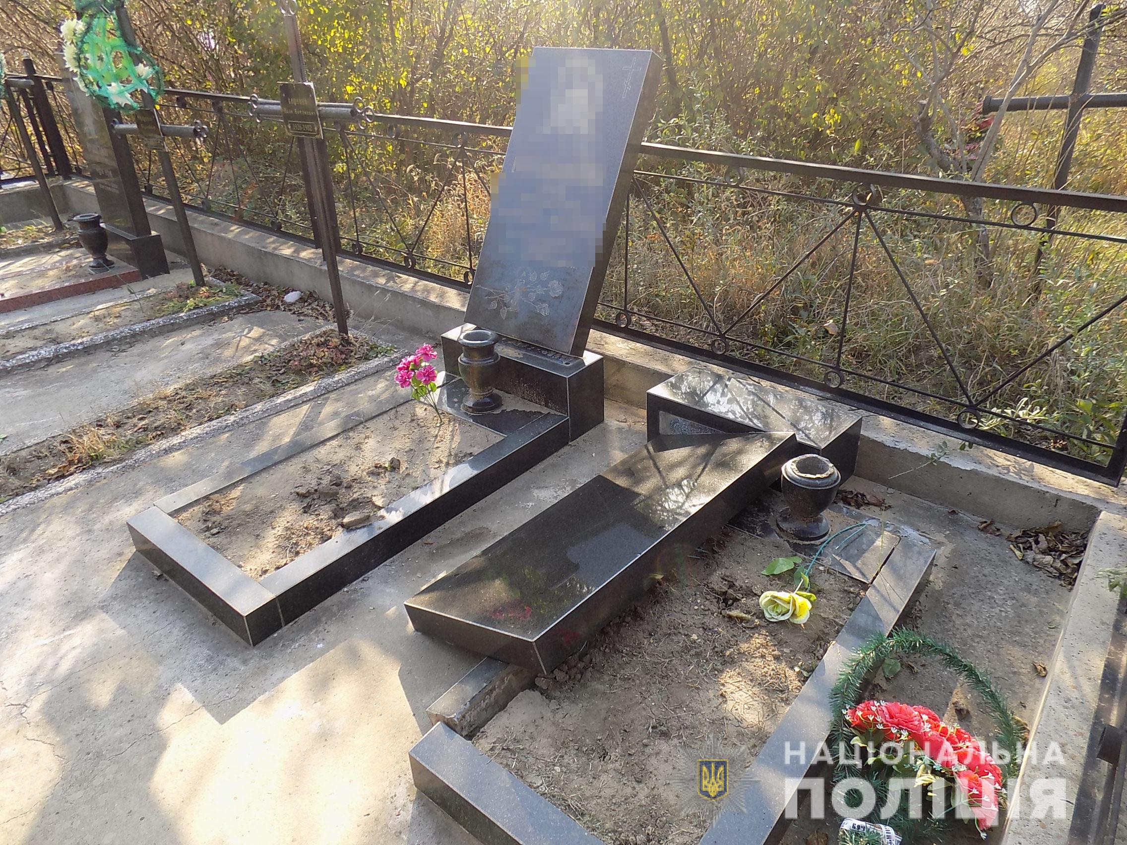 В Одесской области задержали школьников, которые глумились над могилами на кладбище (ФОТО)