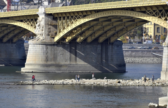 Главная река Европы или пустыня? Уровень Дуная в Венгрии упал до рекордного минимума – суда не ходят (ФОТО)