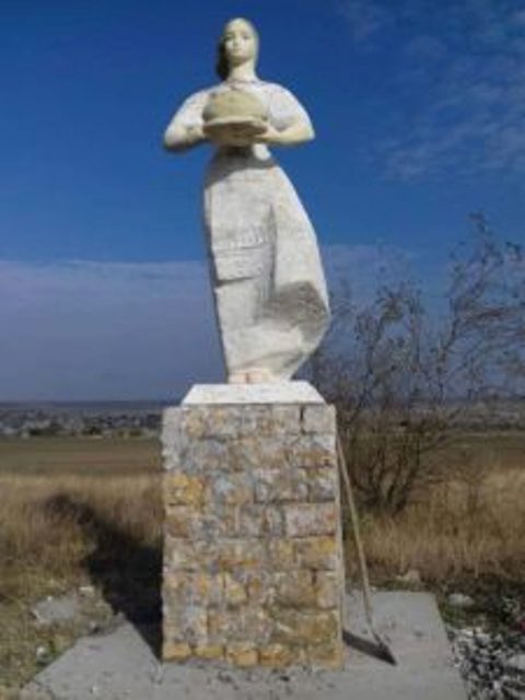 В Болградском районе реставрируют знаменитую скульптуру  «Хлеб-соль»