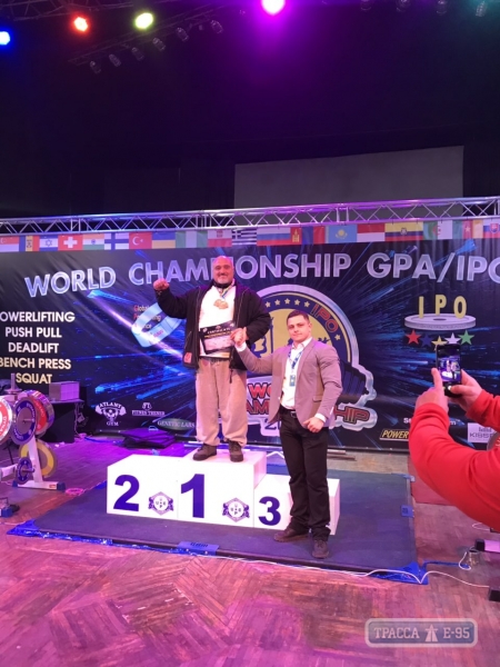 Священник-пауэрлифтер из Болградского района поставил новый рекорд и вновь стал чемпионом мира