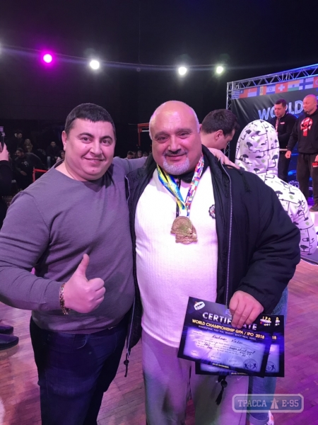 Священник-пауэрлифтер из Болградского района поставил новый рекорд и вновь стал чемпионом мира.