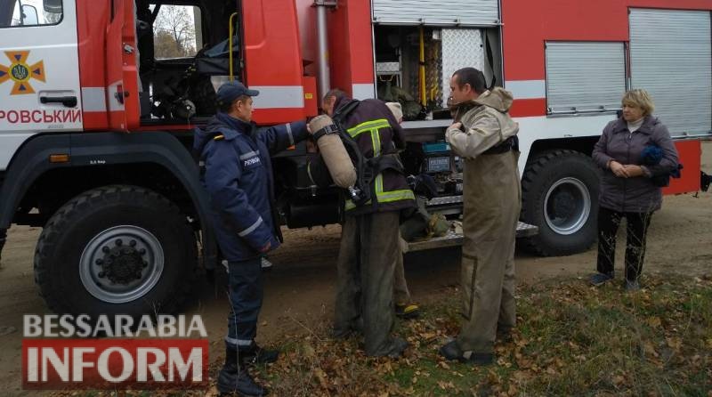 Спасатели Белгород-Днестровского помогли отчаявшимся хозяевам достать любимого пса из ёмкости с мазутом (ФОТО)