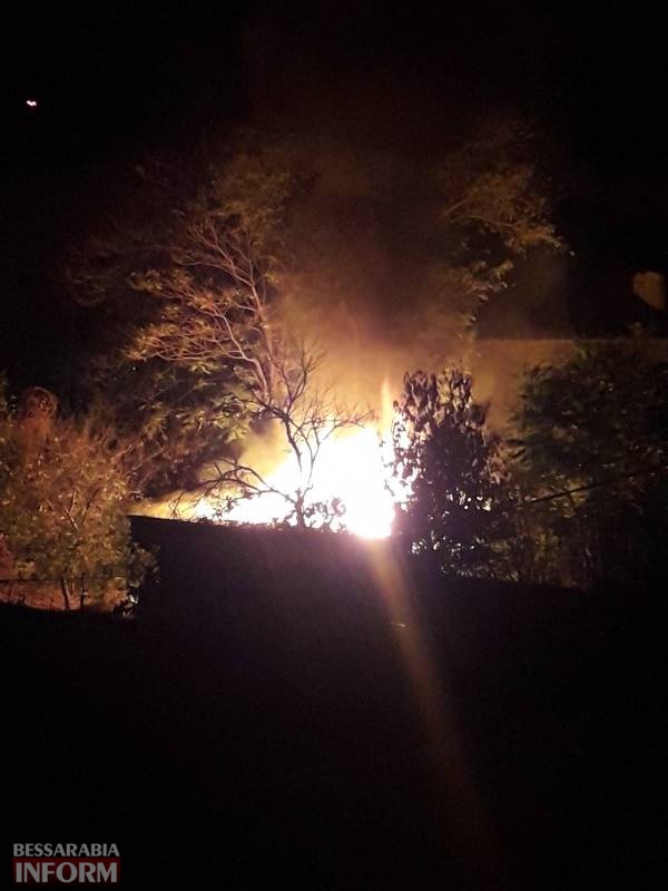 В Измаиле ночью на Холостякова горели хозпостройки - огонь было видно за несколько кварталов