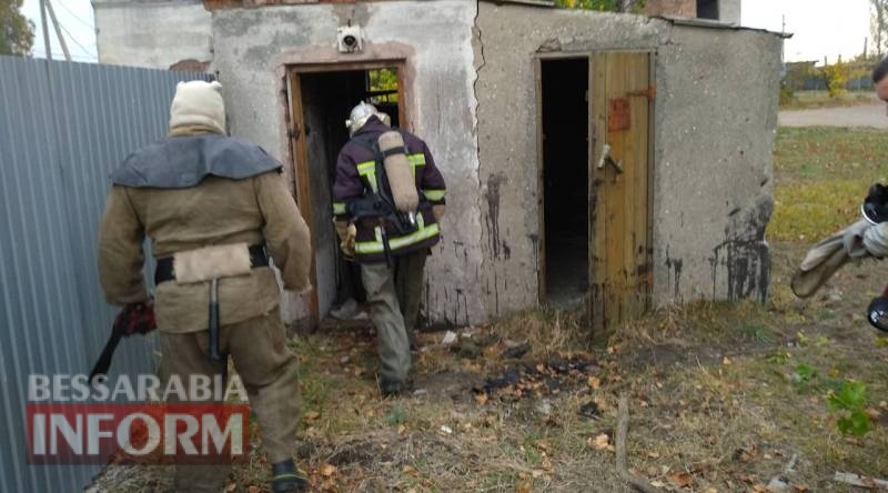 Спасатели Белгород-Днестровского помогли отчаявшимся хозяевам достать любимого пса из ёмкости с мазутом (ФОТО)
