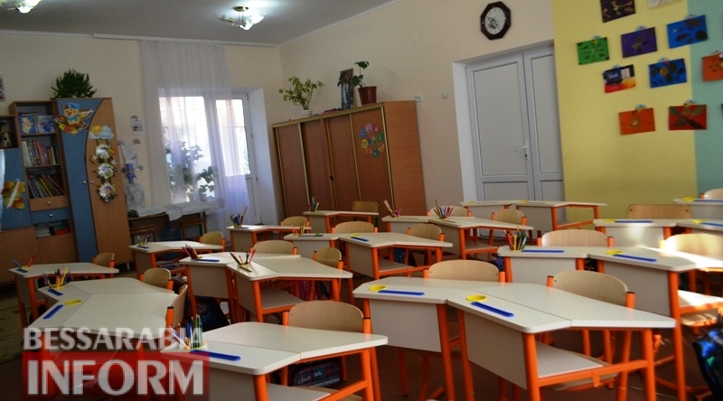 "Яркие, красочные и самое главное - соответствуют всем нормам", - директор белгород-днестровской школы-сад рассказала о преимуществах парт для первоклашек