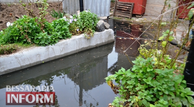 Зловонные реки и лужи во дворе: аккерманские коммунальщики "спешили" на помощь жителям  города на протяжении 15-ти часов (фото)