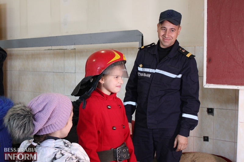 Скоростное одевание, тест от диспетчера "101" и много пены: дети знакомились с буднями спасателей Измаила