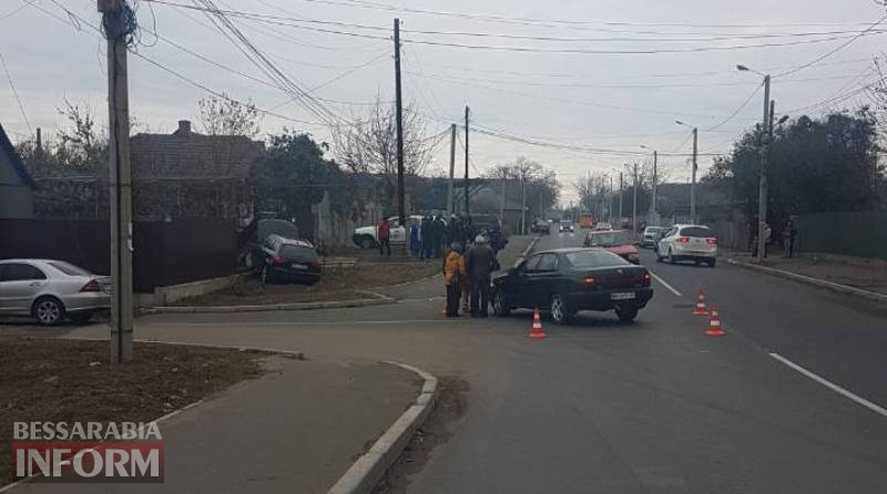 Опасный обгон: в Измаиле Audi "влетела" в забор жилого дома