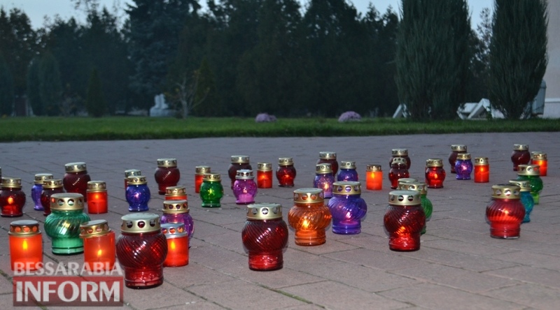 Жители Белгород-Днестровщины присоединились к всеукраинской акции "Зажги свечу памяти" (фото)