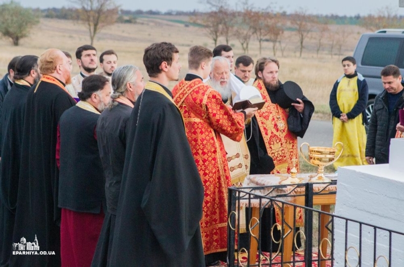 Болградский р-н: при въезде в село Криничное в храмовый праздник освятили Поклонный Крест