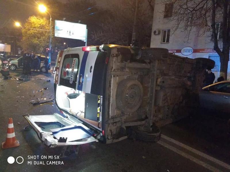 В Одесской области случилась авария, в результате которой перевернулась "Скорая". Есть пострадавшие (ФОТО)