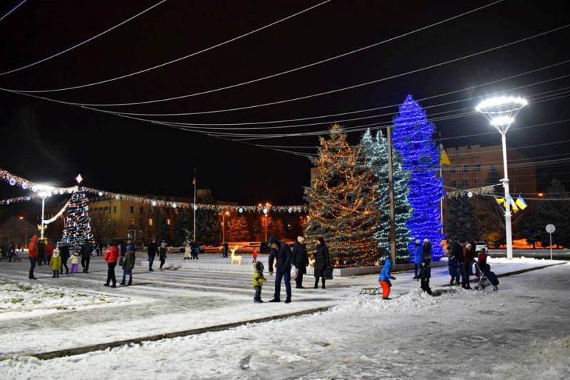Ёлочка гори! - В Измаиле на центральной площади в субботу вечером включили новогоднюю иллюминацию