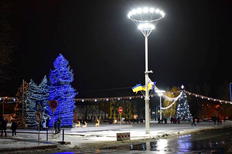 Ёлочка горы! – В Измаиле на центральной площади в субботу вечером включили новогоднюю иллюминацию