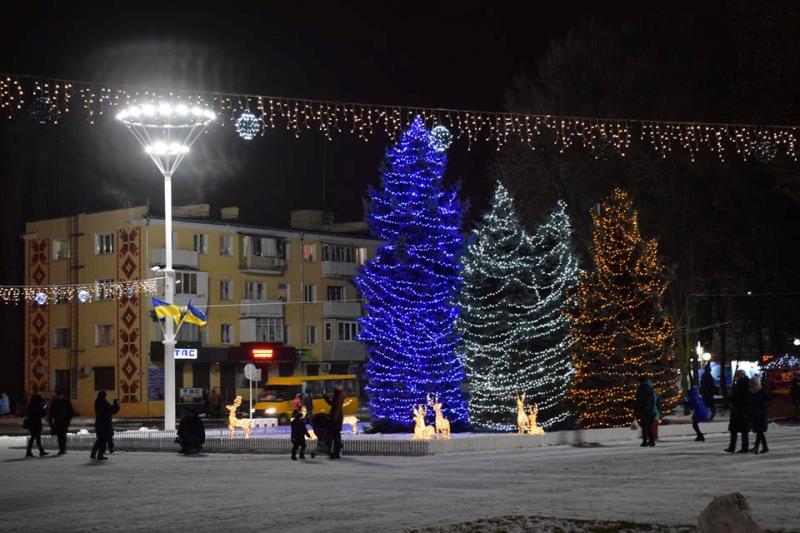 Ёлочка гори! - В Измаиле на центральной площади в субботу вечером включили новогоднюю иллюминацию