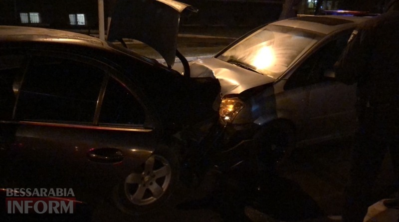 Вечерние "догонялки" в Измаиле: на проспекте Суворова столкнулись Opel и Mercedes-Benz