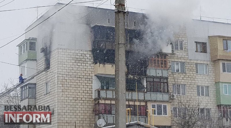 В Измаиле в результате масштабного пожара в многоэтажке сгорело несколько квартир. Есть пострадавший