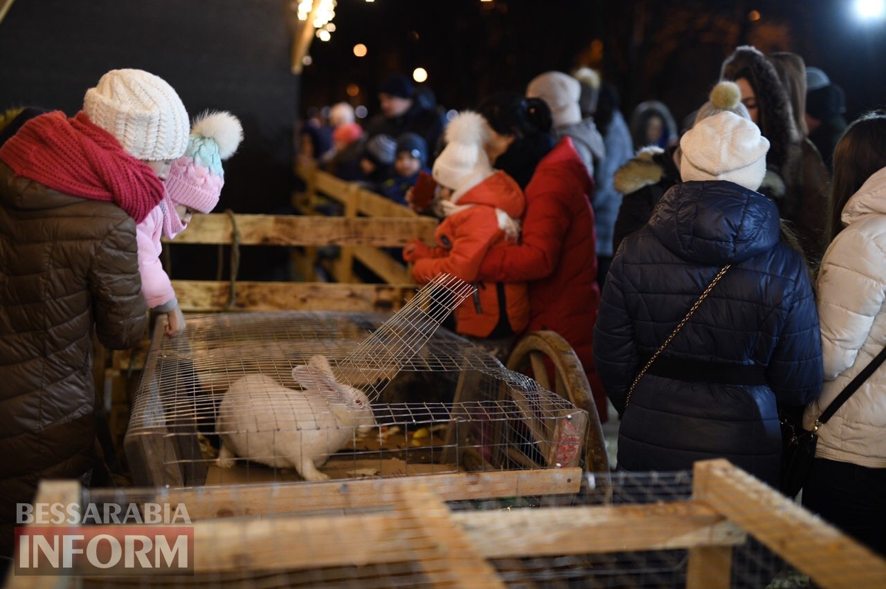 В Измаиле прохожим на улице показывают праздничную реконструкцию истории Рождества