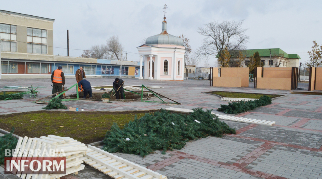 В Килии приступили к установке главной ёлки ​​и Рождественской деревни (фотофакт)