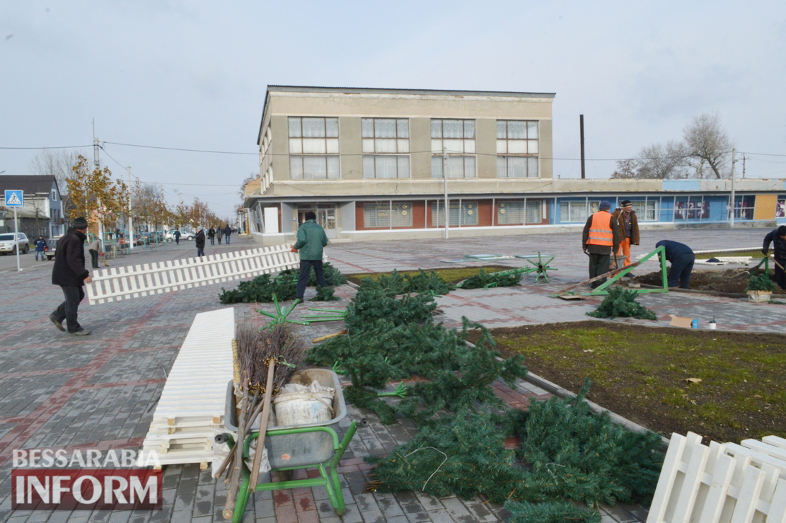 В Килии приступили к установке главной ёлки ​​и Рождественской деревни (фотофакт)