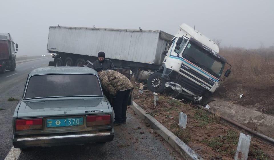 Туман и гололед на дорогах: на трассе "Одесса-Киев" в ДТП попало десять автомобилей и пассажирский автобус. Есть пострадавшие