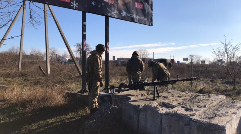 На въездах в Одессу появились военные с оружием и бронетехникой (фото)