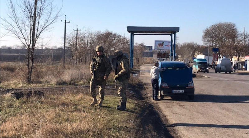 На въездах в Одессу появились военные с оружием и бронетехникой (фото)