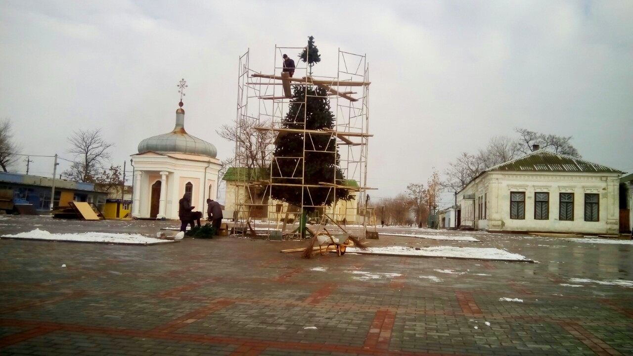 Праздники закончились: в Килии демонтируют главную городскую елку (фотофакт)