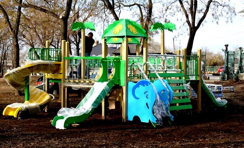 В Болграде зимой "выросли джунгли": в городе завершается установка крупнейшей детской площадки