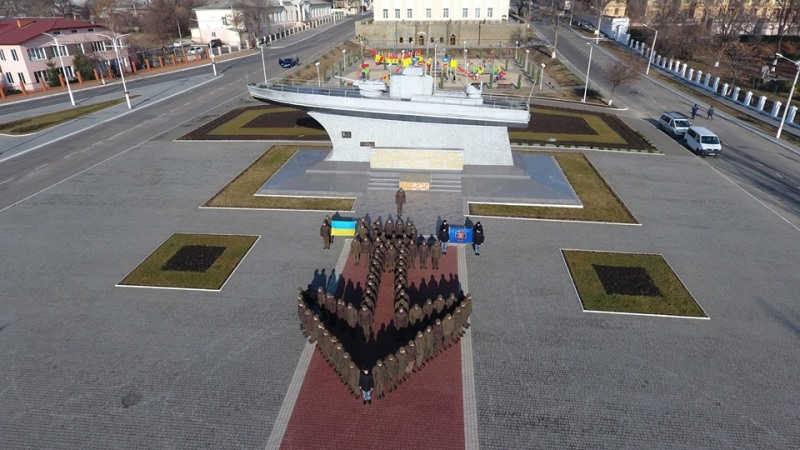 В Измаиле нацгвардейцы вместе с военно-морскими лицеистами провели флешмоб в поддержку пленных моряков