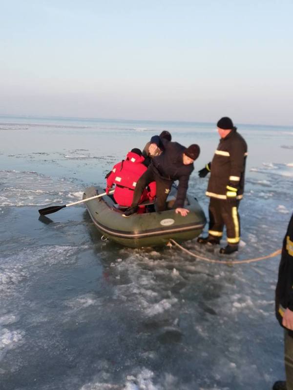 Белгород-днестровские спасатели сняли с дрейфующей на лимане льдины четверых детей