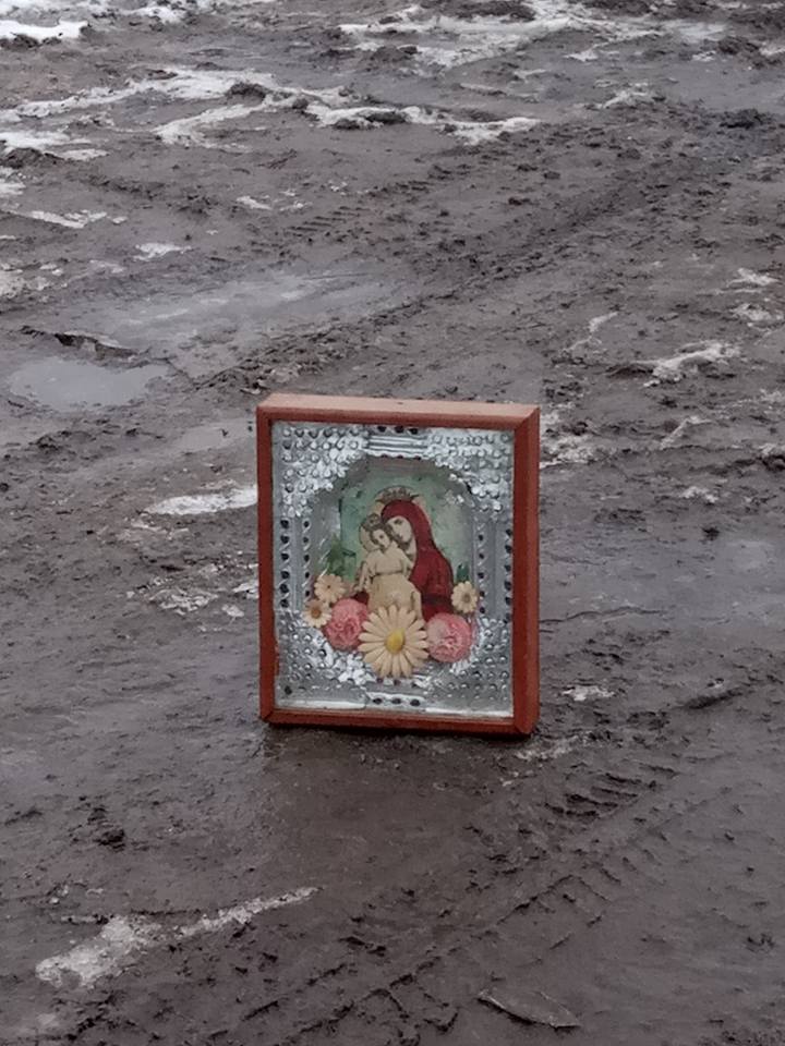 В Килии неизвестный установил икону прямо в центре болотистого перекрестка по грунтовой улице (фотофакт)